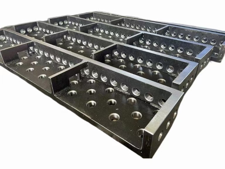 Що справді робить найкращим зварювальний стіл зі сталі чи чавуну